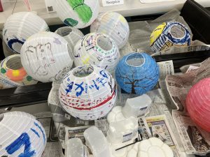 我们正在招募在灯笼上画画的志愿者…
